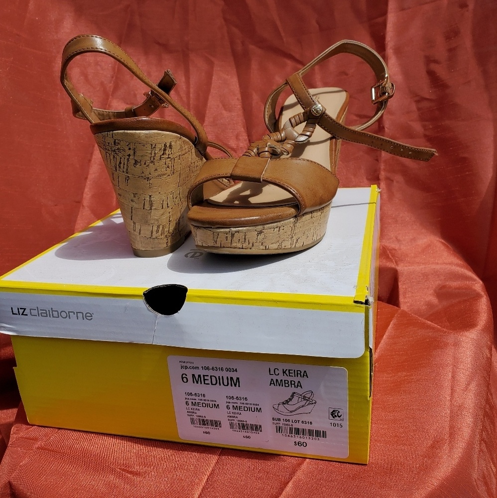 Lightly used single strapped clean dress sandals